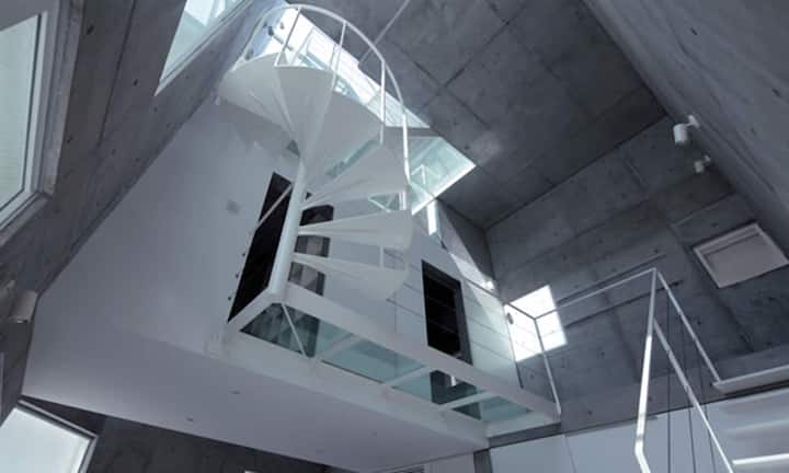 … Sternenhimmel gönnen können. Im Inneren dominieren Beton und Stahl – und die Etagen…