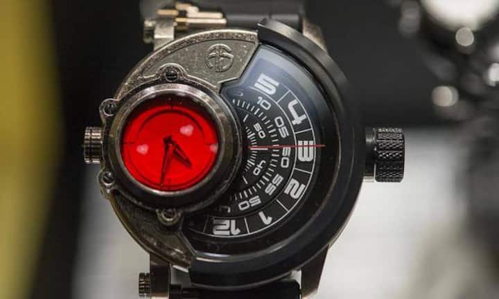 Nicht alle Uhren an der Baselworld sind gleich alltagstauglich. Diese Arnold-Schwarzenegger-Uhr im Stand der Magnum Group orientiert sich an einem bekannten Science-Fiction-Film.