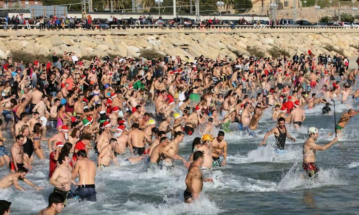 Im spanischen Tarragona stürzen sich die Menschen zum Jahresausklang gerne und massenhaft ins Meer.