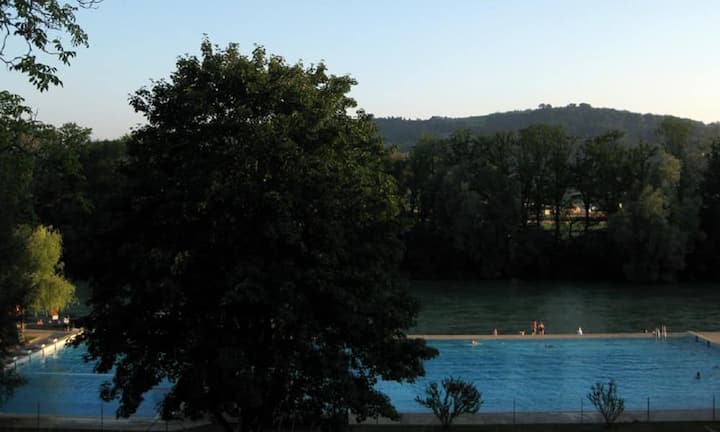 Gemütlich und auch mit Kindern empfehlenswert ist das Muribad, von wo aus man sich gut in der Aare treiben lassen kann. (Bild: ZVG)
