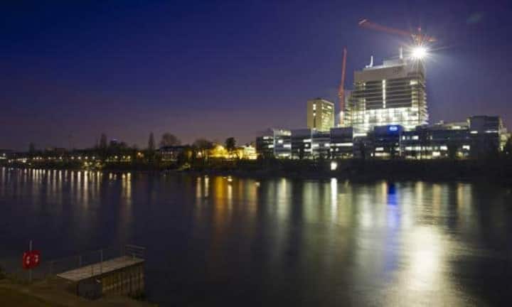 Im Bau befindet sich zur Zeit der Roche-Turm in Basel. Der «Roche Bau 1» soll bei der Fertigstellung 2015 rund 175 Meter hoch sein. Damit wird das Prestigeprojekt des Pharmakonzerns das höchste Haus der Schweiz, zumindest vorübergehend... Bloomberg