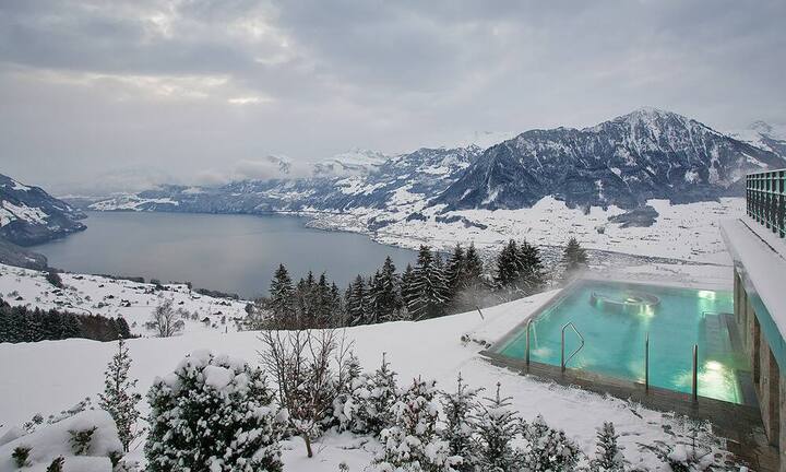 Villa Honegg Hierher kommt Frau, um Ruhe zu haben. Ein Schaulaufen existiert nicht. Stattdessen Tiefenenspannung, Harmonie und Ruhe pur. Das luxuriöse Boutique Hotel mit 23 Zimmern - jedes ist individuell und märchenhaft eingerichtet - ist ein romantischer Ort, an dem bereits bei der Anreise eine Tiefenentspannung einsetzt. Ein heisser Outdoor Pool mit Weitsicht lädt zum Abschalten ein, die wunderschöne Berglandschaft zum Spazieren und Erkunden. Bilder: PR