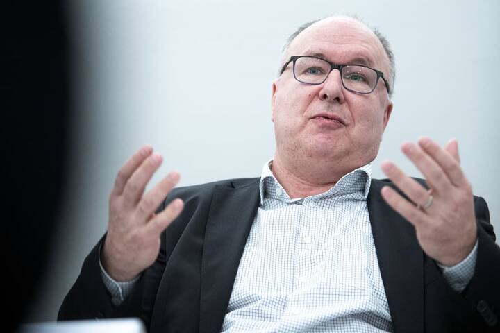 Pierre-Yves Maillard, Praesident SGB, anlaesslich der SGB-Jahresmedienkonferenz, am Donnerstag 9. Januar 2020, in Bern. (KEYSTONE/ Marcel Bieri)