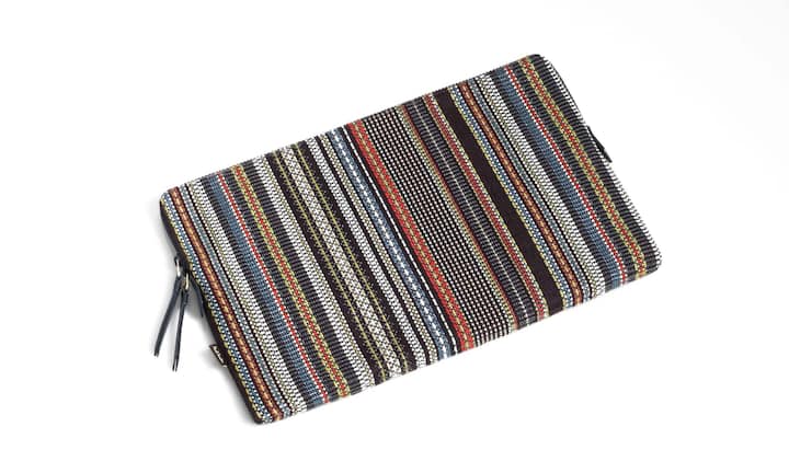 Paul Smith entwarf für das 15 Zoll MacBook
Pro eine Tasche. Sie hat alle Attribute, die den britischen Designer ausmachen: schlicht, perfekte Passform und alles andere als langweilig. 175 Euro; www.paulsmith.co.uk