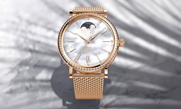 Mondphasen
Mit Mondphasenuhren kann der Mondzyklus verfolgt werden. Dieser wird oft auf einem separaten charakteristischen Zifferblatt wie bei dieser Uhr von IWC dargestellt.