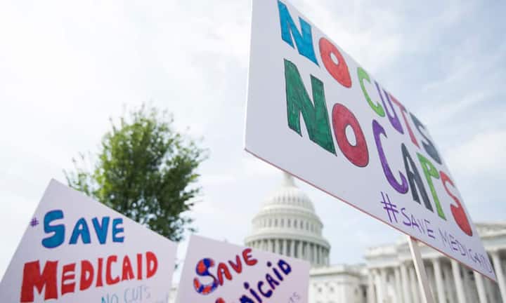 Status: Nicht erfüllt. Obamacare ist nicht abgeschafft, ein neues System ist wegen parteiinterner Streitigkeiten bei den Republikanern nicht in Sicht. Trump hat es in dieser Frage nicht geschafft, seine Partei zu einen, zu einem Deal mit den Demokraten kam es ebenfalls nicht.Bill Clark/Getty Images