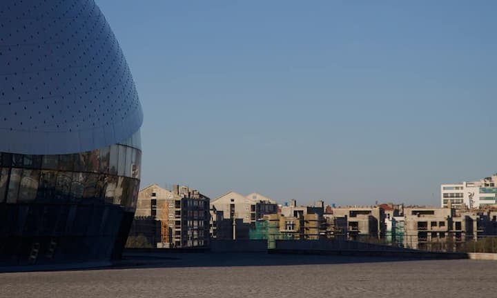 Grosse Kluft zwischen Reich und Arm: Direkt neben dem Eispalast sind die Wohnsiedlungen von Sotschi zu sehen.