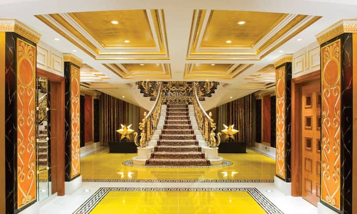 Im Luxushotel Burj Al Arab wurde so viel Gold verwendet, dass man damit den Boden von 26 Zwei-Zimmer-Wohnungen komplett bedecken könnte: Das Innere des wohl luxuriösesten Hotels weltweit ist mit rund 1.790 Quadratmetern 24-karätigem Blattgold dekoriert. Damit könnte man den Boden von 26 Wohnungen mit einer Grösse von jeweils 70 Quadratmetern komplett auslegen.Jumeirah Hotels