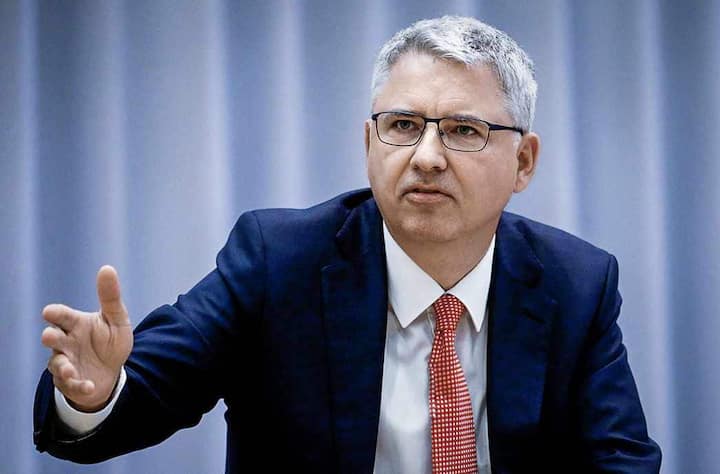 CEO Severin Schwan of Swiss healthcare company Roche addresses a media briefing as part of the company's 125th-anniversary celebrations in Basel, Switzerland, September 28, 2021. REUTERS/Arnd Wiegmann - RC22ZP9ROO8A