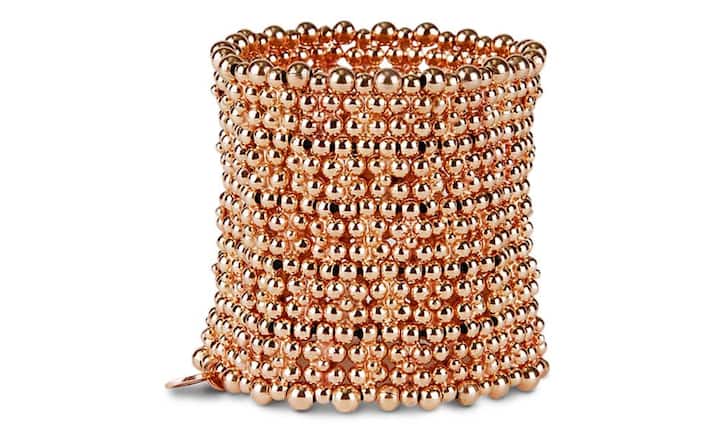 Philippe Audibert: Armschmuck aus Perlen, vergoldet und auf elastischem Band aufgereiht. Bei Gassmann, Zürich. 498 Franken.