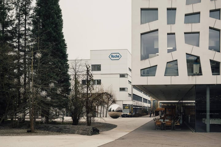 Roche war der Pharmapionier in Zug. Viele folgten. Die Basler sind heute der grösste Arbeitgeber. Fast 3000 Personen arbeiten für Roche Diagnostics in Rotkreuz.