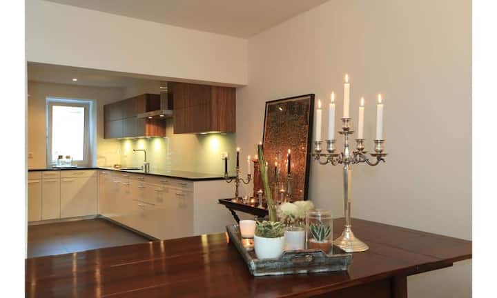 ...mit offener Küche, einem...