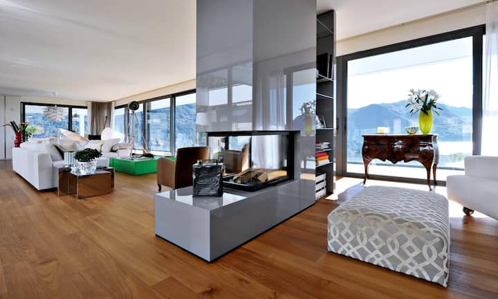 Potpourri:. Raffiniertes Design trifft auf ruppigen Werkstatt-Stil. Der Kamin mit einseitig lackiertem Glas wurde von Carlo Colombo entworfen und ausgeführt von ArcStudio. Der grüne Tisch hat eine Vergangenheit als Kunst-Transportkiste.