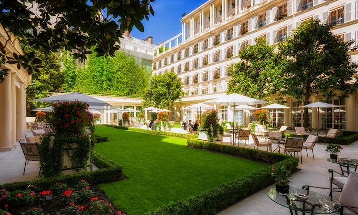 Platz 8 (Vorjahr: 60): Le Bristol, Paris Bei der Verjüngungskur der «Grande Dame» konnte das Traditionshaus seinen femininen Charme bewahren und sich damit vom maskulin geprägten Look der neuen asiatischen Herausforderer (Mandarin Oriental, Shangri-La und The Peninsula) abheben. Das Lebensgefühl von Paris wird im Le Bristol auf hochelegante und dennoch ziemlich lässige Art spürbar. Grund genug, dass das Hotel auf Rang 8 vorprescht.The Leading Hotels of the World