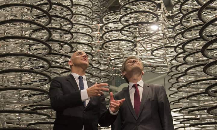 An der Kunstmesse Art Basel präsentieren 284 Galerien aus aller Welt Werke von der Klassischen Moderne bis zur Gegenwartskunst. Begleitet wird die Messe von weiteren Events und einer Ausstellung. Auf dem Bild Bundesrat Alain Berset (links) und der österreichische Minister für Kunst, Kultur, Verfassung und den öffentlichen Dienst Josef Ostermayer vor dem kunstwerk «Stacked» von chinesischen Künstler Ai Weiwei.