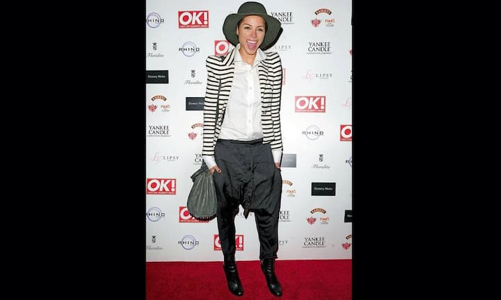 Ana Paula Araujo: Armani trägt sie gern, beim italienischen Stardesigner trifft man sie auch hin und wieder Backstage nach den Shows im vornehmen Tadao-Ando-Theater in Mailand. Hier trägt die Frau von Maximilian von Fick ganz sicher ein Jackett aus Armanis Emporio-Kollektion. Mit den damals zu ihm gehörenden Sultans-Palast-Hosen. Leider hat es offenbar nicht mehr gereicht für den Coiffeurtermin, deswegen verdeckt ein Schlapphut den sonst meist perfekt frisierten Bob.