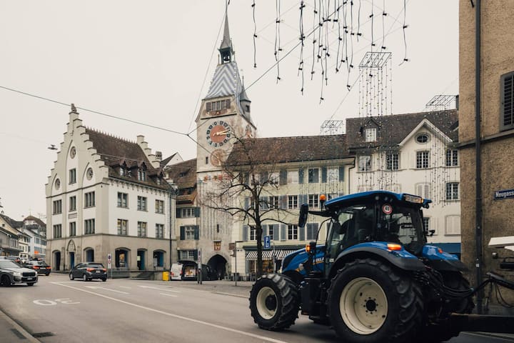 SUV reloaded: Traktoren defilieren vor dem Zytturm.