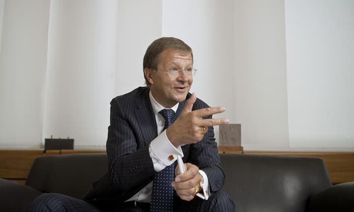 Jörg Wolle führt das Handelshaus DKSH seit mehr als zehn Jahren und hat es von der verschlafenen Firma zum milliardenschweren Serviceprovider gewandelt. Das macht sich auch auf seinem Konto bemerkbar: Sein Vermögen wird auf 200-250 Millionen Franken geschätzt - genug um bei den 300 Reichsten gelistet zu werden. Er lebt im Kanton Zürich.