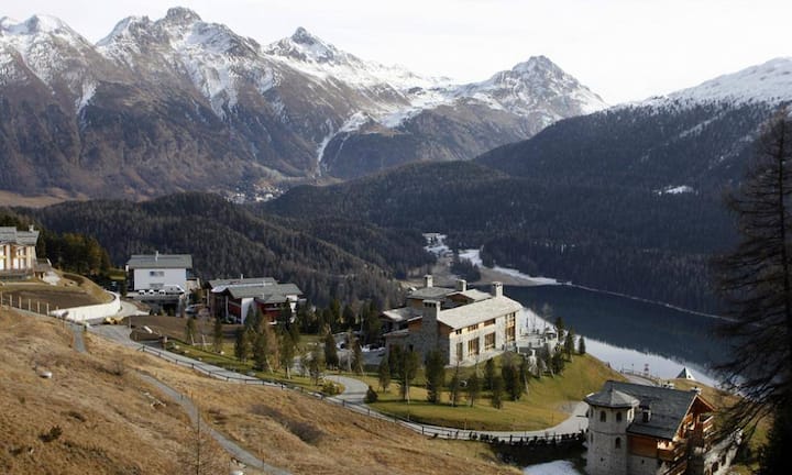 Platz 2: St.Moritz
In St.Moritz zahlen Touristen für eine Nacht durchschnittlich 177 Franken. Damit kostet das Übernachten in St.Moritz weltweit am zweitmeisten. Auffällig: Im 150-Städte-Ranking lassen sich nur 19 Metropolen finden, in denen der durchschnittliche Airbnb-Preis unter dem Durchschnittspreis aller Unterkünfte liegt. Nicht so in der Schweiz: In St.Moritz kostet eine Übernachtung in einer Airbnb Unterkunft durchschnittlich 165 Franken.
