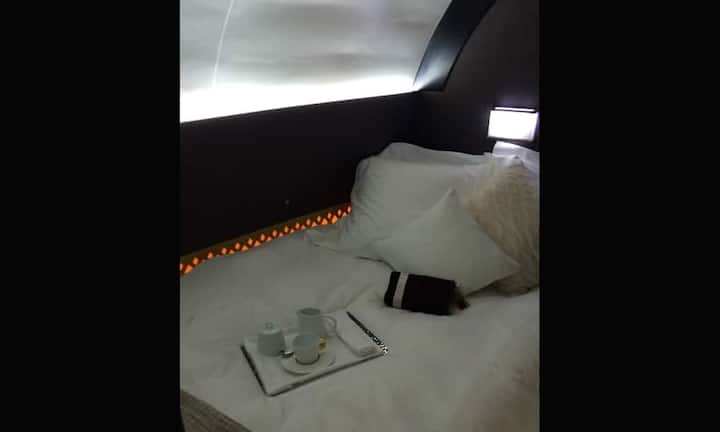 Das Schlafzimmer bietet ausreichen Platz für zwei.