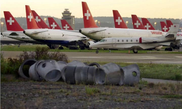 Am 2. Oktober 2001 wird die Swissair wegen zu spätem Zugriff auf einen von den Banken zugesagten Kredit für Kerosin gegroundet. Zahlreiche Flüge fallen aus, mehr als 38'000 Passagiere sitzen fest.