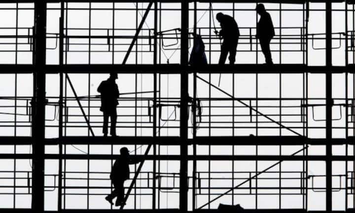 Auf Rang fünf mit einem durchschnittlichen Gesamtsalär von 197'000 Franken, steht die Bauwirtschaft. An der Studie haben sich insgesamt 458 Unternehmen in der Schweiz beteiligt und Einblick in die Gehaltsstruktur von 12'619 Positionen und Funktionen gegeben.