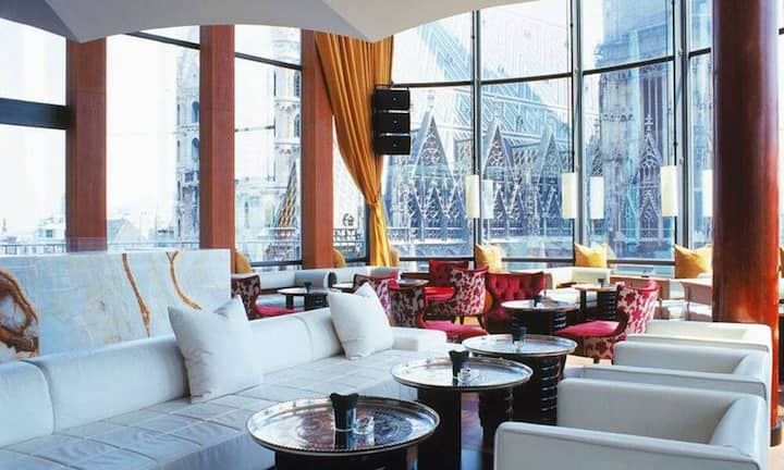 Exklusive Cocktails, die aufgrund ihrer speziellen Zutaten auch einen stolzen Preis haben und einen atemberaubenden Blick auf den Stephansdom bietet die Onyx Bar in Wien. Als gemütliche Lounge lädt sie, mit einer gut sortierten Bar und einer reichen Auswahl an Zigarren, während des Tages zum Verweilen ein und wird in den Abendstunden zum Hotspot der Stadt. DO&CO