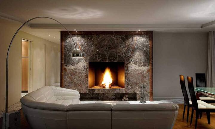 Ein offener Kamin im Wohnraum sorgt für Wohlfühlatmosphäre.