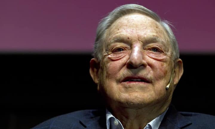 Das sind die zehn mächtigsten Männer der Wall Street*:Platz 10: George SorosVermögen: 24,9 Milliarden DollarVerwaltete Investments: 29 Milliarden DollarSelbst im hochbetagten Alter von 85 Jahren mischt die Wall-Street-Legende die Finanzwelt noch auf. Aktuell rechnet der Meisterspekulant offenbar mit einem Absturz der amerikanischen Börse und wettet nun auf Gold. *Quelle: Forbes