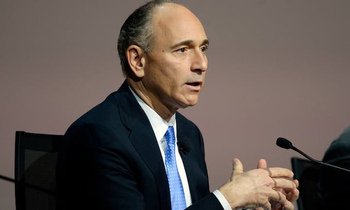 Platz 3: Joe Jimenez - CEO von NovartisDer Novartis-Chef hat 2016 insgesamt 10,6 Millionen Franken verdient. Novartis verwendet für die Bezifferung des Gehalts neu die sogenannte «realisierte Kompensation». Der Wert der gesamten Entschädigung, die dem CEO in 2016 zugesprochen wurde, wird mit knapp 12 Millionen Franken ausgewiesen. Darin sind auch Boni enthalten, die erst 2018 bezogen werden können.