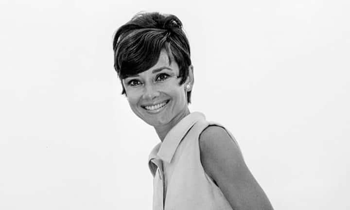 Die zierliche Audrey Hepburn spielte im Film «Frühstück bei Tiffany» von 1961 mit. Ihre unverkennbaren Markenzeichen wie «das kleine Schwarze», der Trenchcoat und die flachen Ballerinas machen sie bis heute zu einer grossen Stilikone.