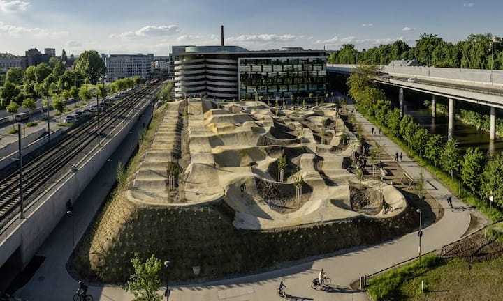 Bei Pumptracks handelt es sich um speziell geschaffene Mountainbikestrecken.