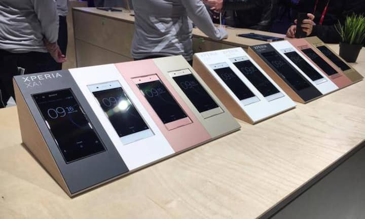 Sony wartet mit dem Xperia XA1 auf. Ein Highlight gegenüber dem Vorgänger XA ist die verbesserte Kamera, die es mit der der Premiumlinie aufnehmen kann. Dieses Modell und die Ultra-Version sollen im Frühling mit Android Nougat lanciert werden. Die Kunden können zwischen Weiss, Schwarz, Pink und Gold wählen.