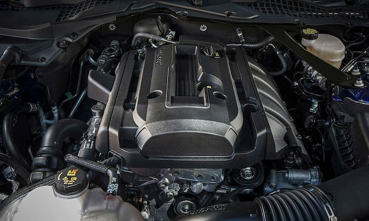 1979 kam die dritte Generation des Mustangs als Cobra-Edition mit einem 2,3-Liter-Vierzylinder-Turbo unter der Haube und bescheidenen 116 PS. Der 2,3-Liter-Ecoboost-Turbo im neuen Mustang hat 314 PS und stemmt 434 Newtonmeter (Nm) Drehmoment auf die Hinterachse.