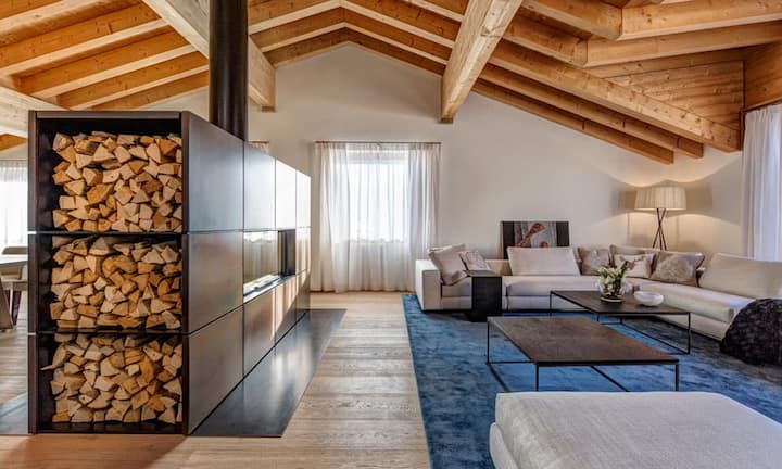 ...den offenen Kamin in zwei Bereiche getrennt wird.