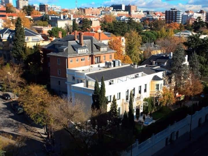 Platz 11IE Business School (Spanien): 72'560 Euro