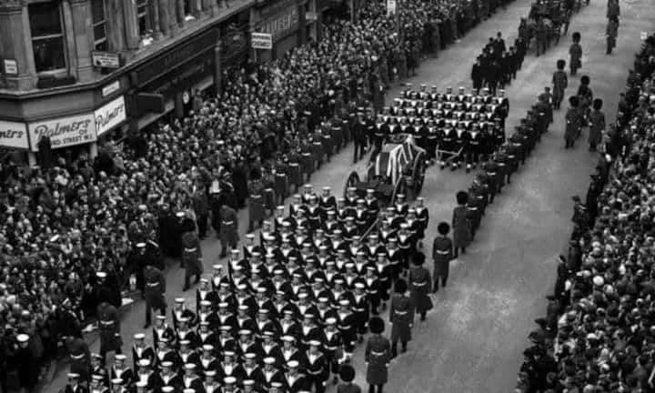 Churchill starb am 24. Januar 1965, 20 Jahre nach dem Ende des Zweiten Weltkrieges. Europa war bereits auf dem Weg, Frieden durch Integration zu finden. Als der Leichnam des Staatsmannes auf einem Boot die Themse hinauf gefahren wurde, verneigten sich die Lastenkräne der Londoner Docklands in Demut. Bild: Trauerzug mit Churchills Sarg. Quelle: Keystone