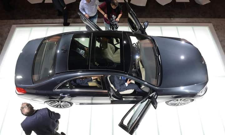 Das neue Flaggschiff des Stuttgarter Autokonzerns sonnt sich im Blitzlichtgewitter der Fotografen.