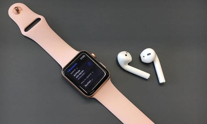 Damit Siri nicht die gesamte Umgebung beschallt, empfiehlt sich die Installation von Airpods. Auch das Telefonieren ist mit den kabellosen Kopfhörern deutlich angenehmer, das Sprachsignal klarer. Die Sprachausgabe von Siri lässt sich aber auch deaktivieren.