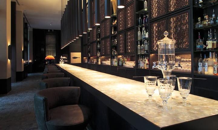 Ganz unten im luxuriösen Hotel befindet sich die Cocktail-Bar. Vielleicht trifft man dort auf die eine oder andere Prominenz.