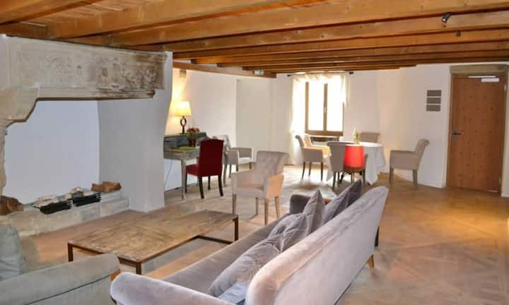 ... zahlreiche Nebenräume und Nebengebäude.