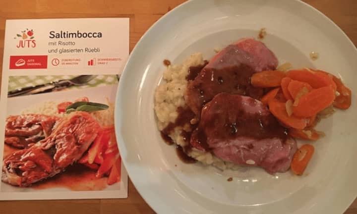 Juts Tag 2: Das Saltimbocca schmeckt hervorragend - die Zubereitung dauert aber doppelt so lange wie angegeben. Die Mini-Portion Risotto zu kochen scheint irgendwie sinnfrei. Ein ganzer Topf hätte für mehrere Tage gereicht.Caroline Freigang