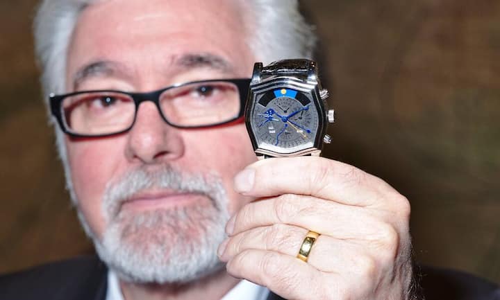 Ludmil Georg Raytchev, Chairman & CEO, QinetiQa Holding AG, mit einem Prototypen einer für den muslimischen Markt bestimmten Gebetsuhr. Das Spitzenmodell dieses Typs verfügt über 39 Komplikationen und kostet in Platin ab einer Million US-Dollar. Bereits 20 Stück sind reserviert. Bilder:Markus Senn