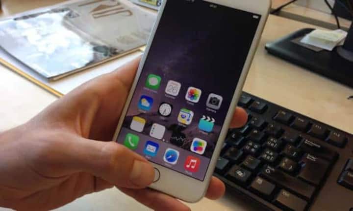 Erleichterung schafft der «Einhandmodus»: Ein leichtes Doppeltippen auf den Home-Button lässt die Anzeige um die Hälfte nach unten rutschen. So kommt man einfacher an bestimmte Apps ran.