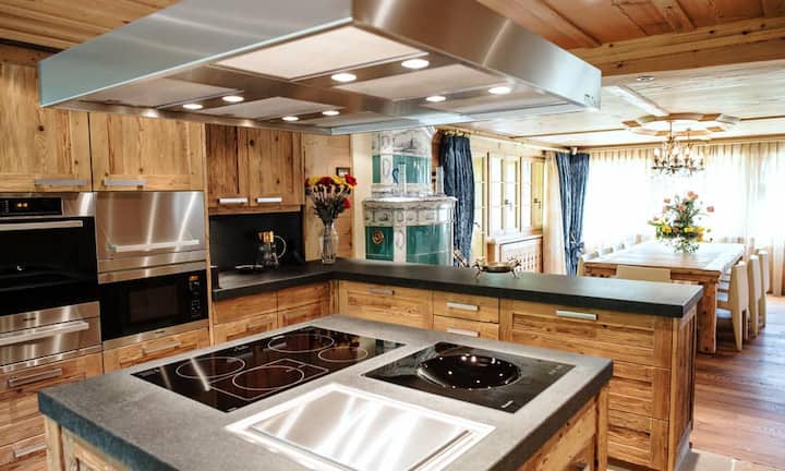 Im Erdgeschoss gibt es ein Studio mit zwei Schlafzimmer und einem Wohnraum mit Küche, Esstisch und Wohnzimmer. Diese Räume eignen sich auch für Angestellte oder Gäste.