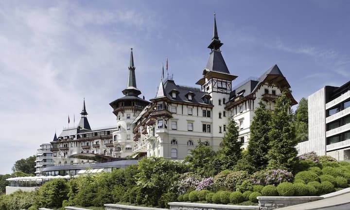 Platz 2: The Dolder Grand, ZürichDas wiederholt zweitplatzierte The Dolder Grand in Zürich bietet seinen Gästen nicht nur feinste Küche, Kunst und Spa-Kultur, sondern wird zunehmend mit Inhalten belebt: Jazz-Abende und Kunst-Touren, Lesungen und Kurse, das eigene Gourmetfestival «Epicure» und der swingende Neujahrsball.