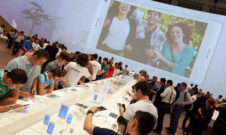 Hersteller bieten an der Ifa den Besuchern die Möglichkeit ihre Produkte gleich zu Testen. Hier betrachten sich die Besucher neue Smartphones von Sony.