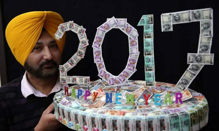 Humor beweist dieser indische Künstler. Sein Kunstwerk zum neuen Jahr besteht aus Rupienscheinen. Seit der radikalen Bargeldreform bewegt dieses Thema das Land.