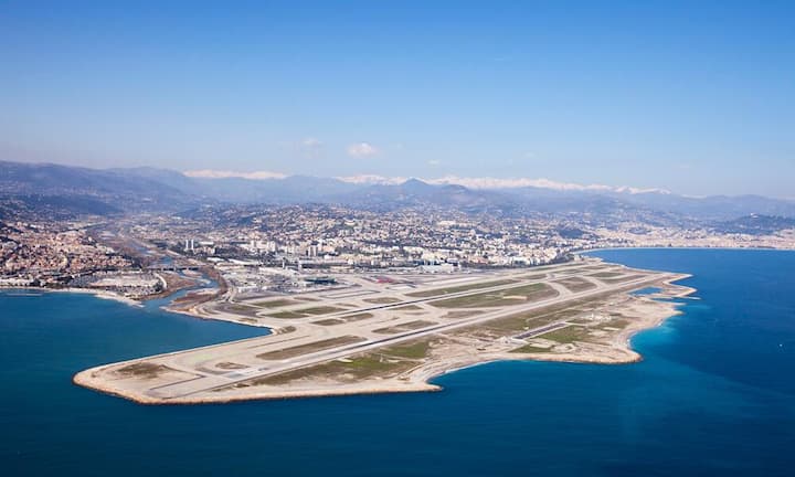 Das sonnige Nizza zu verlassen fällt Flugreisenden sicher nicht leicht. Zum Glück sind es ab der Sicherheitskontrolle nur mehr maximal fünf Minuten. Das macht Platz zwei unter Europas Flughäfen bis zu 20 Millionen Passagieren in Hinblick auf die Länge der Wege.Aeroport Nice Cote d'Azur