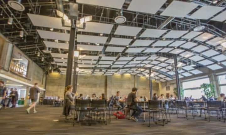 Twitter: Die Zentrale von Twitter ist in einem gigantischen «Vogelhaus» untergebracht. Die Cafeteria heisst #theprech (dt. «die Sitzstange»).